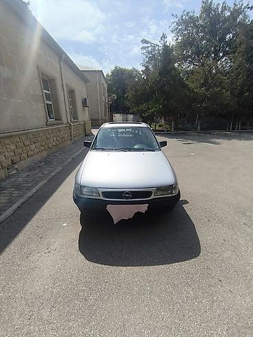 Opel: Opel Astra: 1.8 l | 1994 il 475621 km Sedan — 3