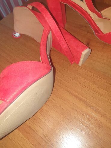 Basanoşka və səndəllər: Ölçü: 40, Yeni — 6