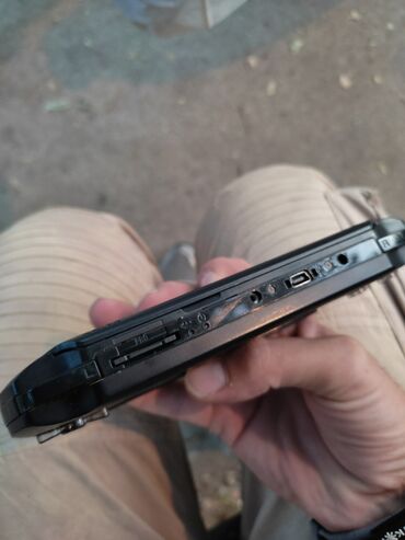 PSP (Sony PlayStation Portable): ČIPOVAN SONY PSP® je prenosna konzola za igranje koja nudi širok — 4