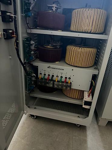 Стабилизаторы напряжения: Автоматический стабилизатор напряжения M.I.R.cyz DVR45-10KVA — 12