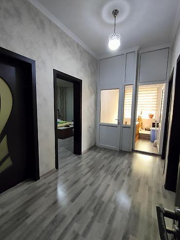 əmlak satışı saytları: 3 otaqlı geniş mənzil – müasir interyer - Geniş salon: künc divan — 2