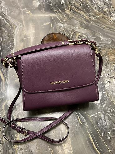 Aksesuarlar: Michael Kors çiyin/saylı çantası - Rəng: tünd bənövşəyi — 2