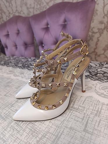 закрытые туфли: Valentino Garavani Rockstud ayaqqabıları - Model: Rockstud T-strap — 1