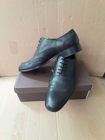 tek qaş üzük: Model dəri ayaqqabı satılır.Ölçü 44. Təzə kimi. 2-3 dəfə toylara