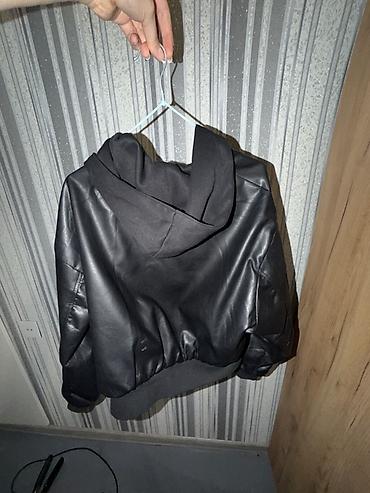 deri kurtkalar: Qara rəngli kapüşonlu “bomber” tipli qısa gödəkcə. - Material — 1