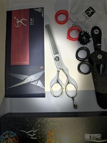 Digər alət dəstləri: Titan Professional bərbər qayçı dəsti Məhsulun tərkibi: - 1 ədəd düz — 9