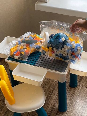 Верхняя одежда: Лего стол в комплекте 1 шт стул и игрушки Для детей от 2 до 4 лет ✅