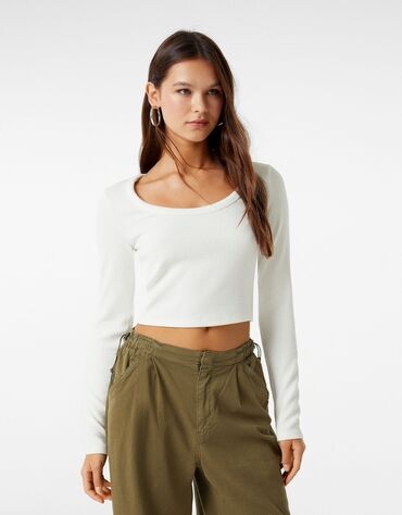 Bershka beyaz bluz.Geyinilmeyib yenidir