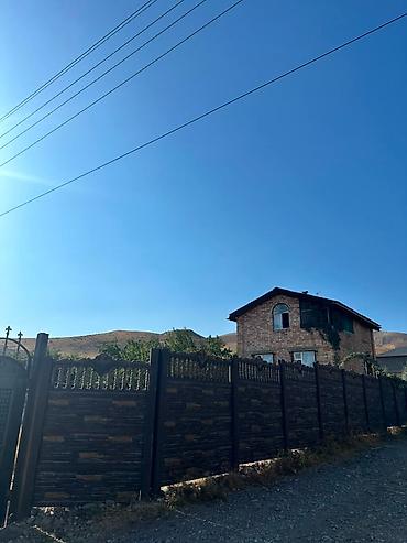 за неделю: Продаётся кирпичный дом в д/п Бек-Тоо. Площадь дома — 120 м², участок — 1