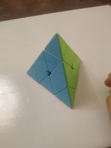oyuncaq kalaska: Kbik Rubik piramida