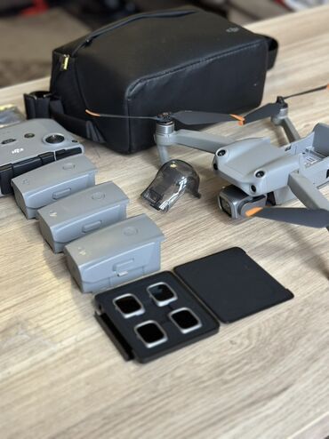 наборы: Квадрокоптер DJI Air 2S серого цвета с четырьмя винтами и тремя