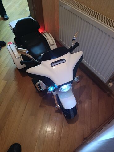 детский мотоцикл каталка: Uşaq üçün elektrikli üçtəkərli motosiklet - Rəng: ağ/qaranın