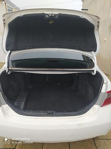 panel pulsuz: Toyota Camry sedan – ağ rəng, geniş və rahat salon. Xüsusiyyətlər: - — 1