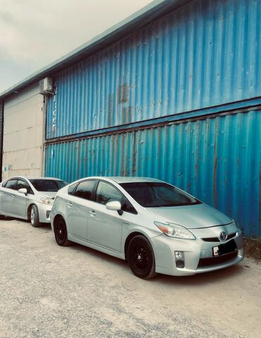 газ 3 поколения: Toyota Prius: 2011 г., 1.8 л, Вариатор, Гибрид