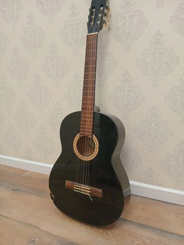 Klassik gitaralar: Klassik akustik gitara Köhnədir illərin gitarasıdır. ama işləyir