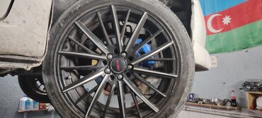 Təkərlər: Avtomobil üçün təkər və diskin birləşməsi. Qara rəngli disk çoxlu
