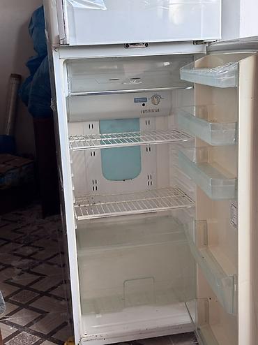 kofe qabi: İşlənmiş 2 qapılı Toshiba Soyuducu Satılır, rəng - Ağ, Təkərli — 2