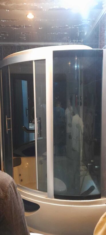 ванна кабина: Ağ rəngdə, yuvarlaq formalı duş kabinəsi. Şüşə qapıları və tutacaqları