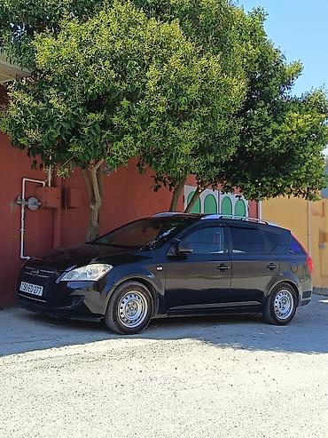 üstü açıq maşın: Kia Cee’d SW (universal) – qara rəng, Azərbaycan nömrə nişanı — 4