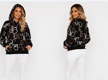 helanke pull and bear: Ženska dukserica s kapuljačom – crna sa celopreplavljenim printom — 2