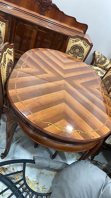 parta stol: Klassik üslubda yemək masası dəsti təqdim olunur. Dəstə oval formalı — 4