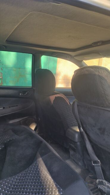 заводские тонированные стекла: Представляем салон автомобиля, выполненный в темных тонах, что придает