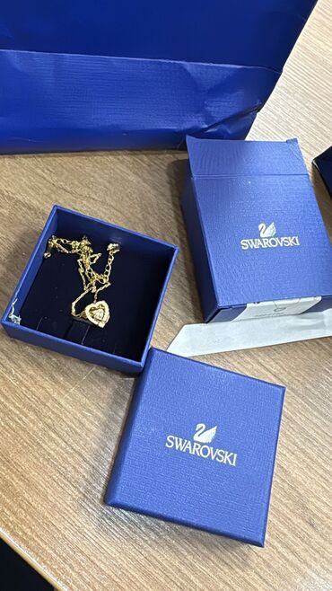 сваровски: Boyunbağı, Swarovski, Ünvandan götürmə