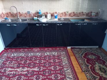 metbex mebel: Mətbəx üçün nəzərdə tutulmuş bu dolab dəsti qara rəngdədir və müasir