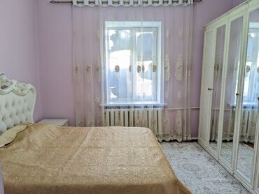 тумба с зеркалой: Спальный гарнитур, Двуспальная кровать, Шкаф, Комод, цвет - Бежевый, Б/у
