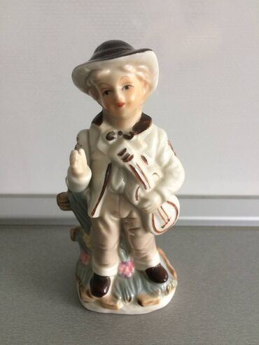 Figure: Decak sa gitarom iz 70tih Austrija
Visina oko 15cm — 3