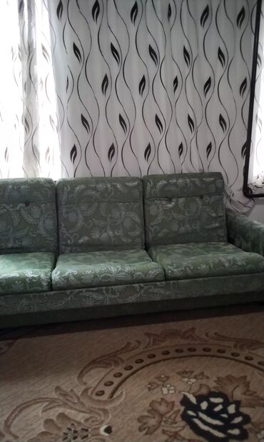 продать диван бу: Диван-кровать, цвет - Зеленый, Б/у