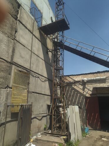 Другое строительное оборудование: Срочно грузовой лифт в хорошем состоянии и лестница лиф поднимается до