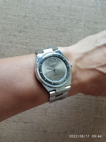 Антикварные часы: Продаю советские часы "Слава", кварцевые, состояние отличное. Цена