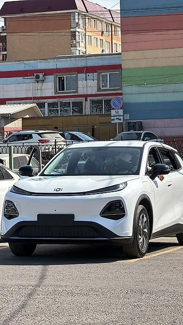 на электромобиль: Электромобиль кроссовер (белый), бренд “i01” на эмблеме. Кузов и — 1