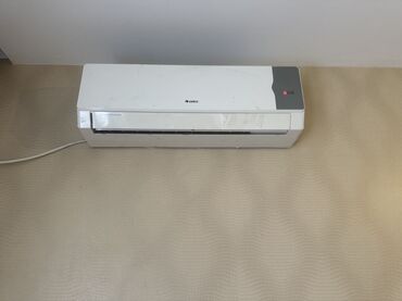 Kondisionerlər: Gree markalı ağ rəngli split kondisionerin daxili bloku. Bu model