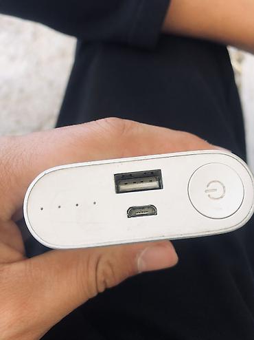 прикуриватель к аккумулятору: 10000mah полный заряд 
На 4 телефона хватит — 3