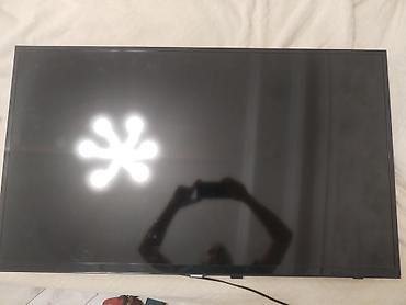 samsung ekran: Samsung LED televizor, təxmini 40–43 düym ekran ölçüsü. Arxa paneldə — 2