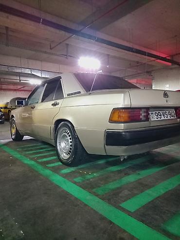 Mercedes-Benz: Barter maraqldir - Kuzov: 4 qapılı sedan, gümüşü rəng - Mühərrik: ön — 8