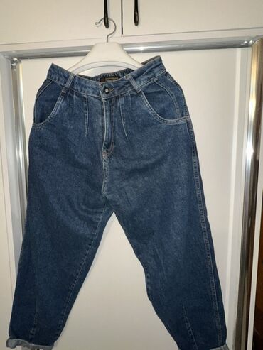 Hicab: Sherocco brendinin tünd göy rəngli premium denim şalvarı. Modelin ön