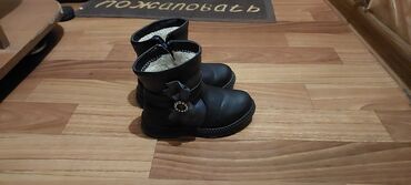 зимняя обувь детская: Ботинки зимние, теплые в отличном состоянии,малоношенные.Не промокают