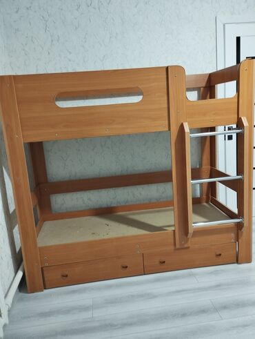 рабочий стол для офиса: Двухъярусная кровать из ЛДСП под дерево с прямой лестницей