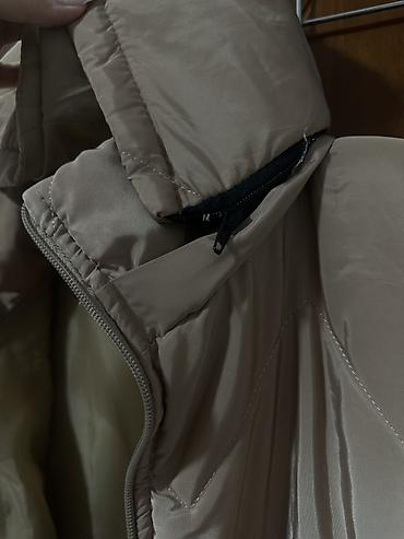 Jiletlər: Qadınlar üçün uzun şişmə jilet - Rəng: bej - Model: uzun, kapüşonlu — 3