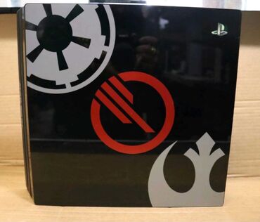 PS5 (Sony PlayStation 5): Qara rəngdə olan, üzərində Star Wars-a aid simvolları olan PlayStation