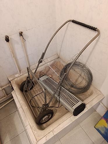 напольные вещалки: Металлическая вешалка для одежды, полки из дерева,обогреватели — 1