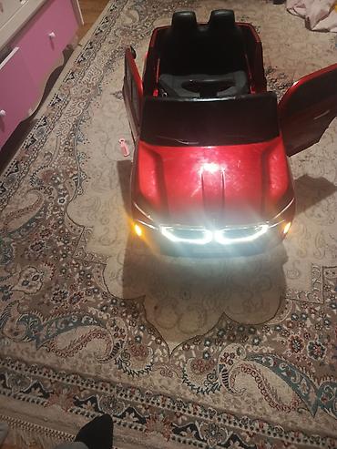 ev tipi cadir: Uşaq üçün akkumulyatorlu minik maşını – qırmızı rəng, kupe korpuslu — 1