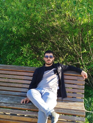 Eynəklər: Unisex gün eynəyi - Çərçivə: tünd rəngli, klassik düz xətli dizayn -