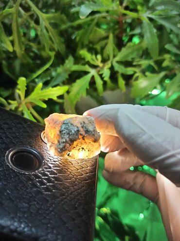 Qiymətli daşlar: Təbii mineral nümunəsi – şəffaf-boz kristallı quruluşlu və işıq — 1