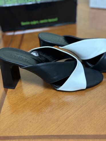 обувь белая: Босоножки про-во Турция
Размер 41(новые) 
2000 сом за одну пару