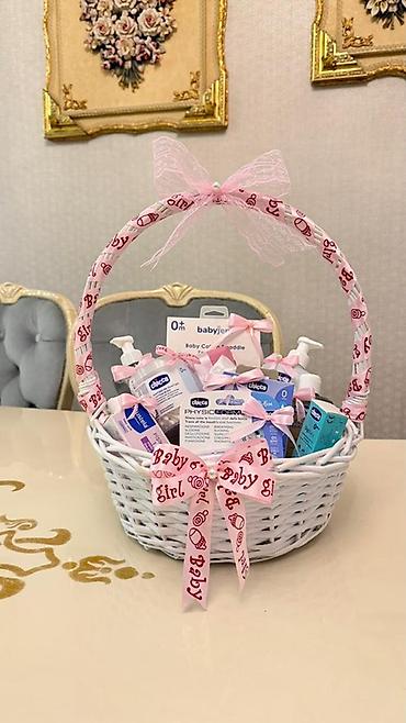 Hədiyyəlik “Baby Girl” körpə baxım səbəti - Ağ toxunma səbət, çəhrayı
