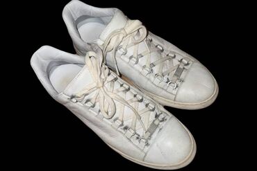zamşa kişi mokasinləri: Balenciaga Arena White Low

оригинал 
size: 43 (44-44)
cond: 8,5/10